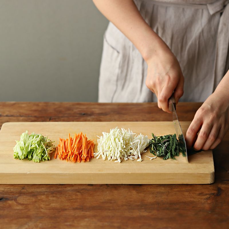 양배추와 깻잎, 오이와 당근은 가늘게 채를 썰어주세요.