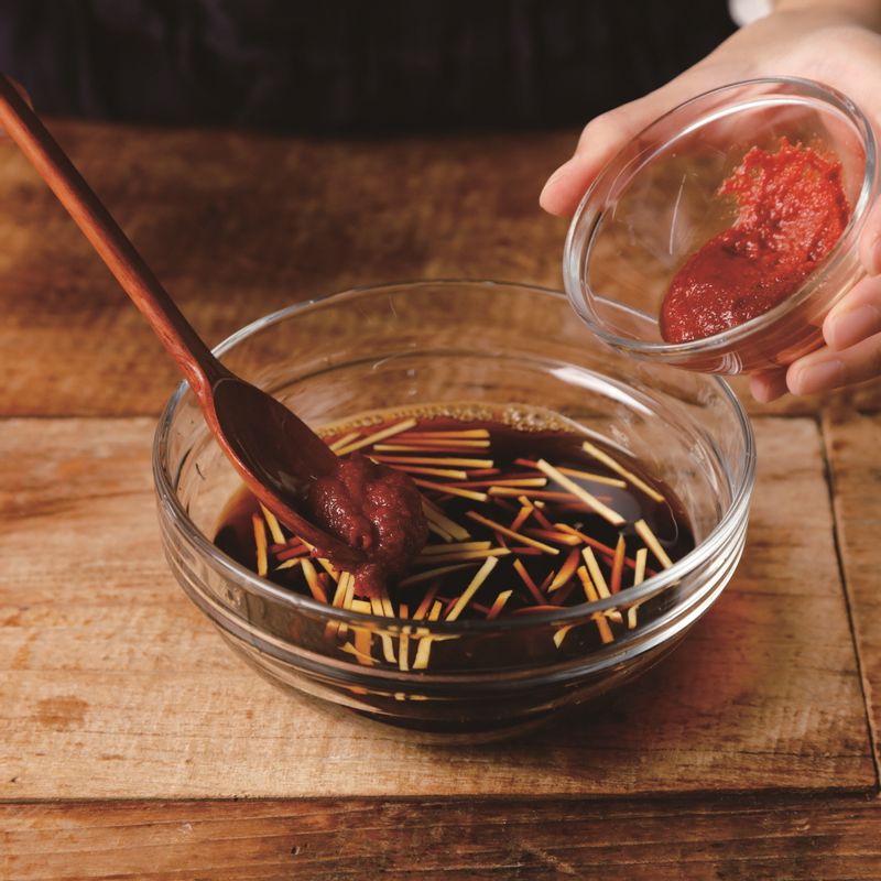 볼에 밤을 넣고 순서 3을 부은 뒤, 고추장을 넣어 잘 섞어주세요.
*Tip. 간을 봤을 때 싱거우면 김이 다 풀어지니 짭쪼롬하게 간을 맞춰주세요!