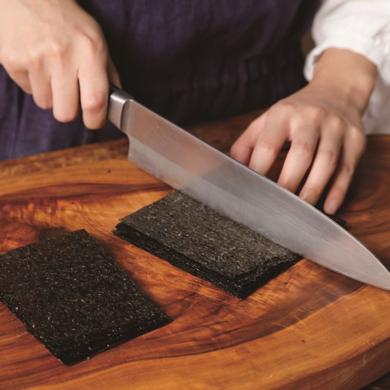 김은 먹기 좋은 적당한 크기로 썰어 주세요.
*Tip. 김은 반드시 파래김이 아닌 조선김으로 준비해 주세요!