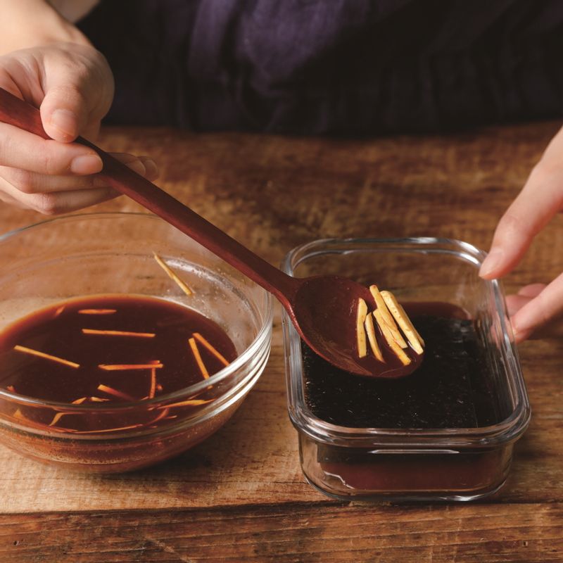 보관할 통에 김을 3~4장 넣고 순서 4로 켜켜이 재워 완성해 주세요.