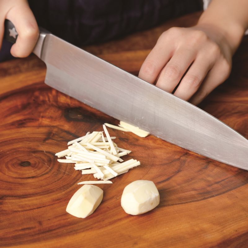 밤은 채썰어 주세요.