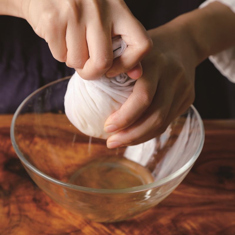 순서 2의 절인 단무지를 면보에 넣어 물기를 짜주세요.
*Tip. 너무 꽉 자면 단무지의 연한 맛이 없어지므로 살짝만 짜내는게 좋아요.