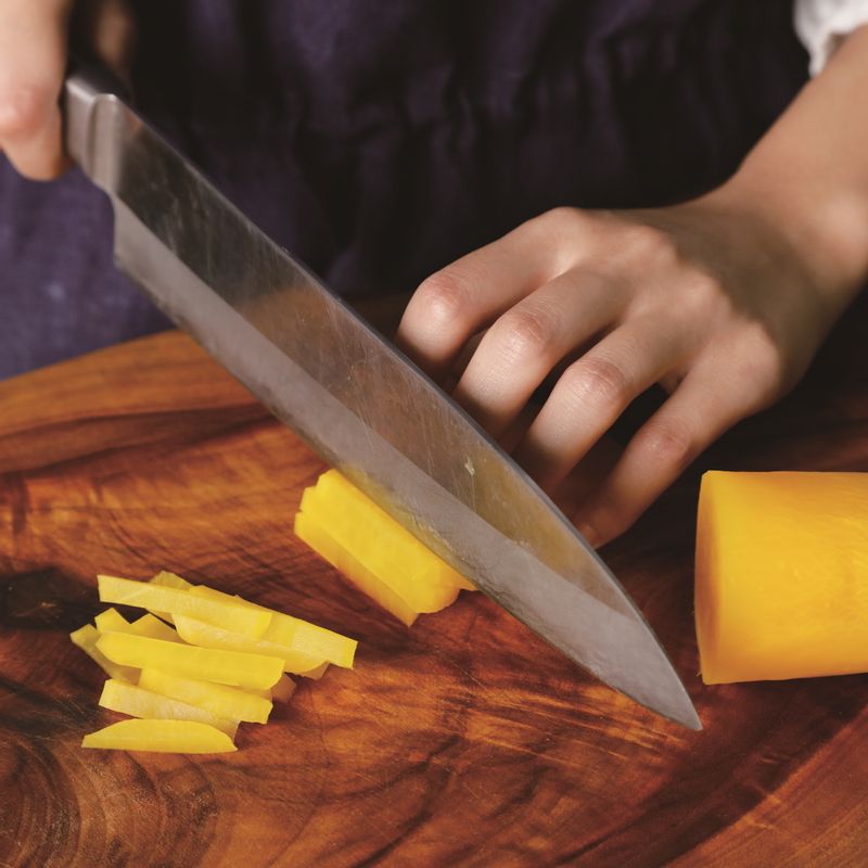 통단무지는 굵직굵직하게 채 썰어 주세요.