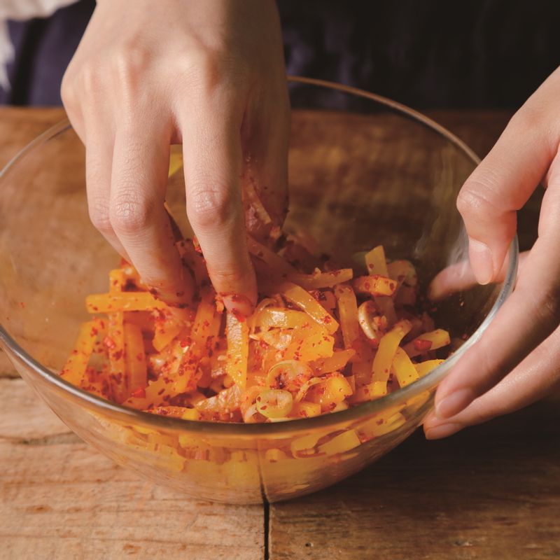 순서 6에 참기를과 순서 3,4,5, 그리고 통깨와 고춧가루를 넣어 버무려 완성해 주세요.