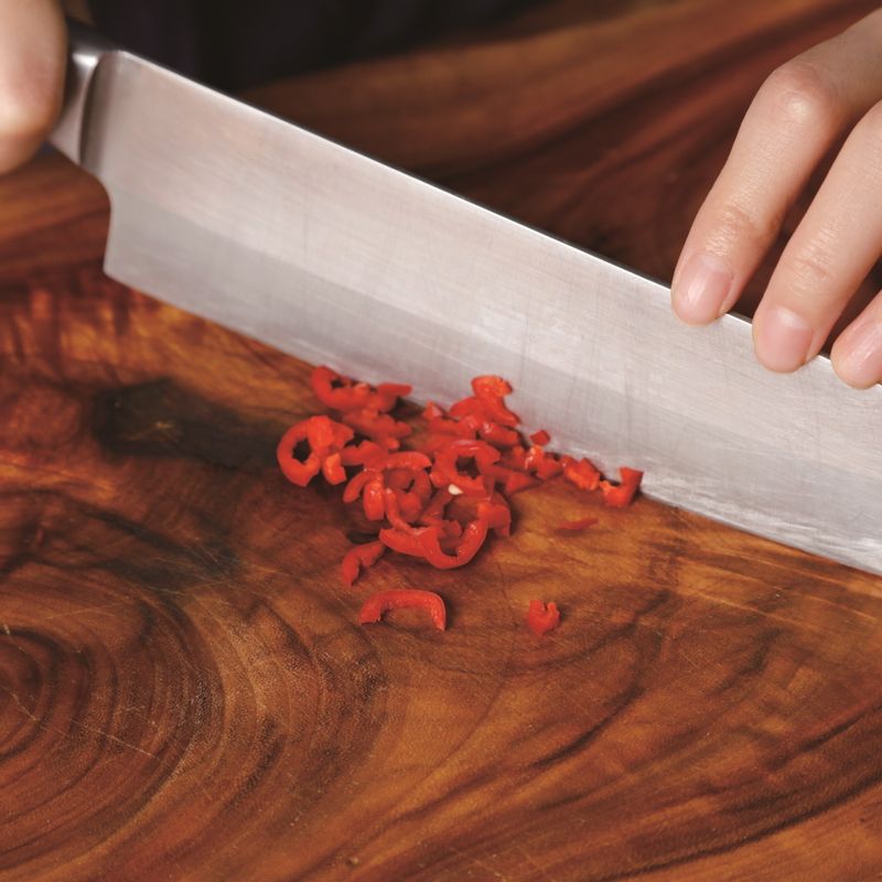 고추는 반으로 갈라 씨를 제거한 후 다져주세요.