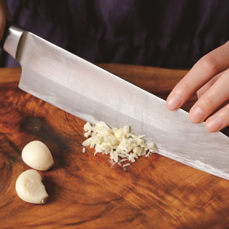 마늘도 다져주세요.
*Tip. 식감이 느껴지도록 굵게 다져야 맛이 더 좋답니다.