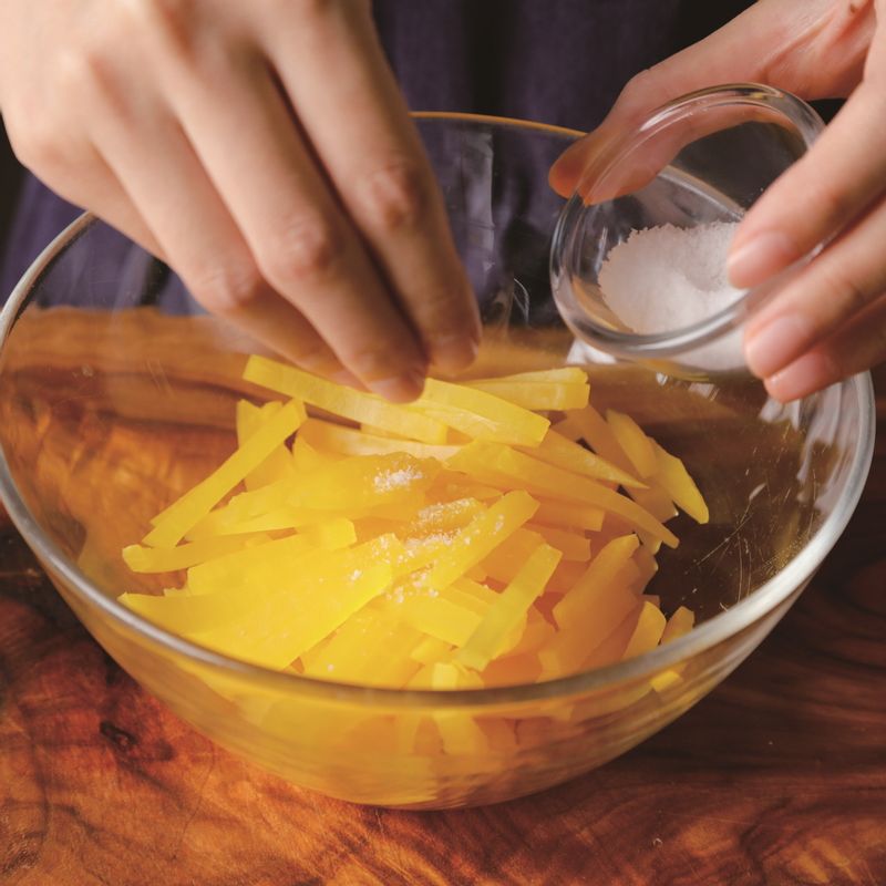 순서 1을 소금에 5분간 절여주세요.