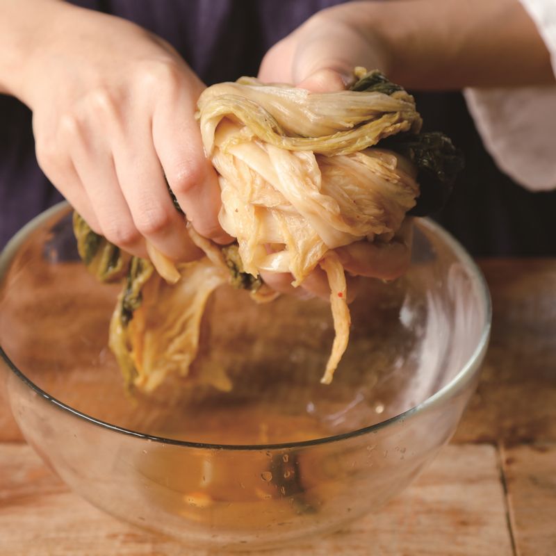 묵은지찜을 위한 재료 이미지로 국물용 멸치,묵은지 등으로 구성 되어있습니다.