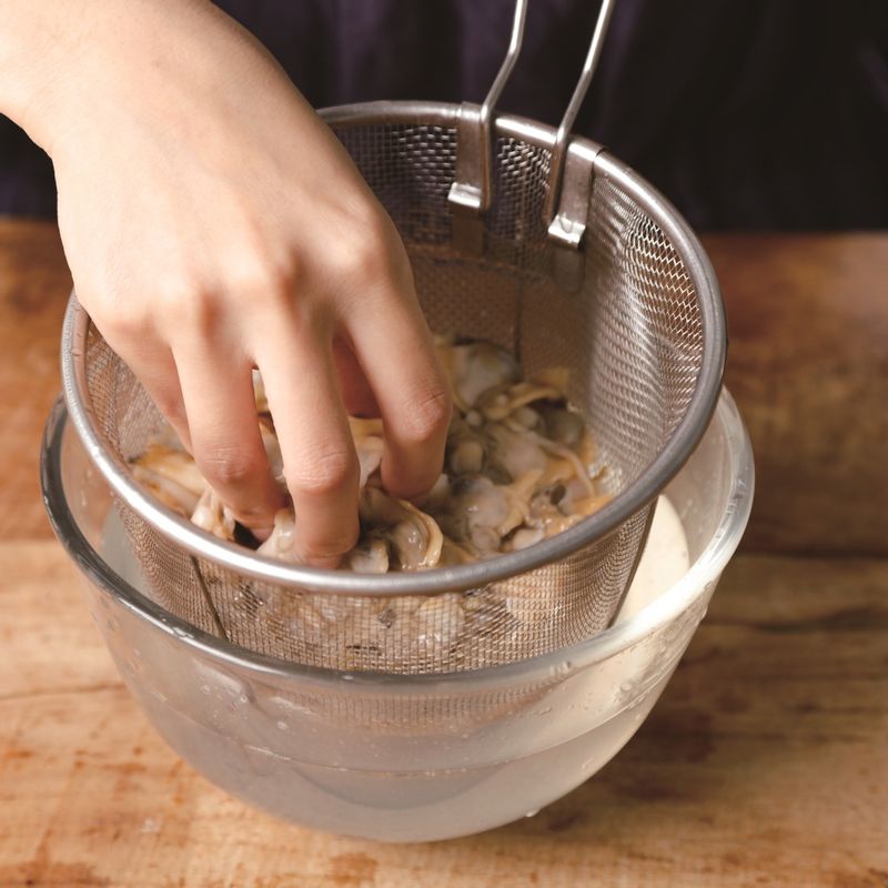 순서 1을 소주로 버무리고 체망에 건져놔 주세요.
*Tip. 이 때, 바지락젓갈의 맛을 보며 조개껍질이 있는지 잘 확인하세요!