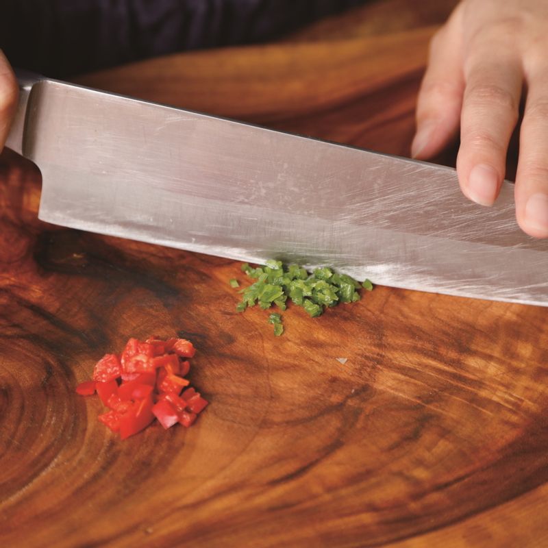 홍고추, 청고추도 잘게 다져주세요.