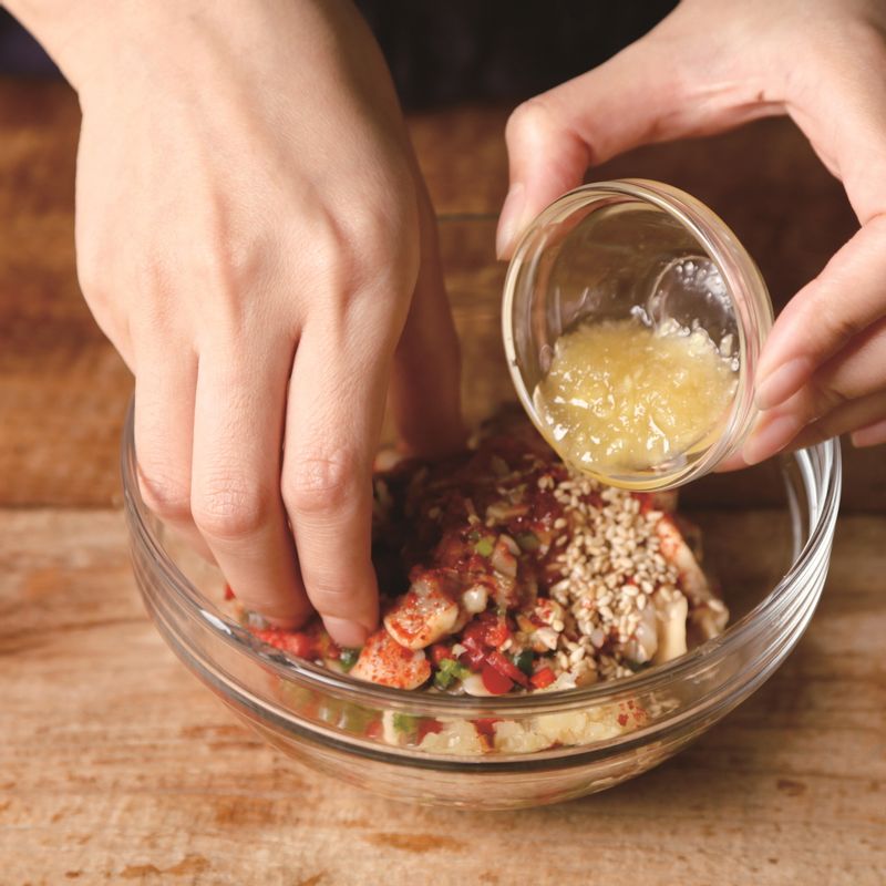 볼에 손질한 재료와 생강청, 다진마늘, 고춧가루, 통깨, 참기름을 넣고 잘 무쳐 완성해주세요.