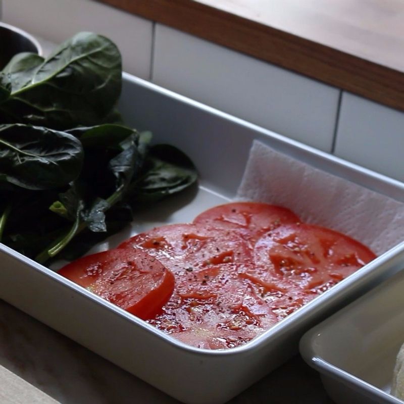 시금치는 깨끗이 씻어 밑동을 자르고, 토마토는 링으로 슬라이스해 약간의 소금, 후추를 뿌려주세요.