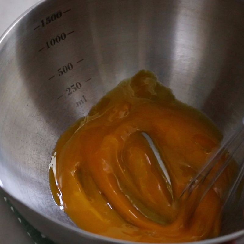 버터는 중탕으로 녹이거나 전자렌지에 40초 정도 녹여주세요.
볼에 달걀 노른자를 넣어 푼 후, 따뜻한 물이 있는 냄비 위에 볼을 얹고 녹인 버터를 조금씩 넣으면서 거품기로 섞어주세요. 레몬즙과 약간의 소금, 후추로 간을 해주세요