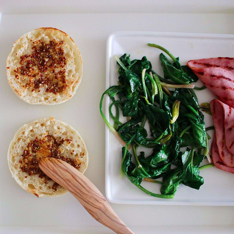 잉글리쉬머핀을 반으로 잘라 빵스프레드를 바른 후, 시금치-토마토-햄-수란 순서로 얹어주세요