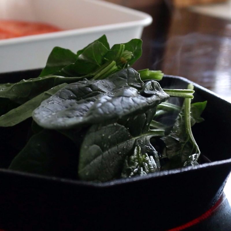 팬에 올리브오일을 두른 후 다진마늘을 넣고, 향이 올라오면 시금치를 넣고 숨이 죽을때까지 살짝 볶다가 약간의 소금과 후추를 뿌려주세요.
햄은 그릴팬 또는 팬에 살짝 구워서 준비해주세요.