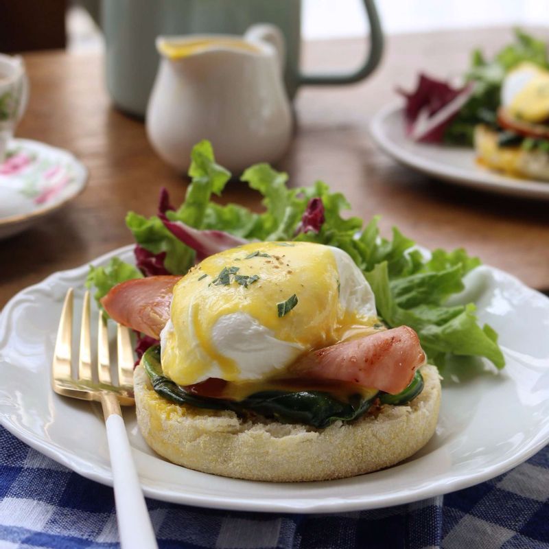 접시에 담고 소스를 얹은 후, 약간의 후추와 파슬리가루를 뿌려 마무리해 주세요.