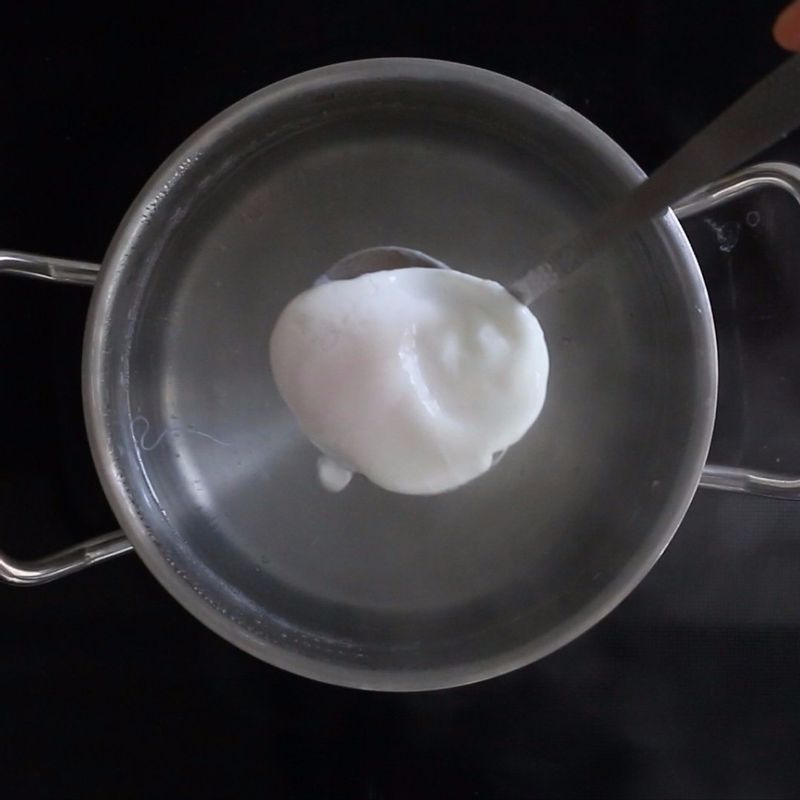 냄비에 식촛물재료를 넣고 살짝 끓어오르면 수저로 냄비 가장자리를 원모양으로 돌리면서 물중앙에 그릇에 깨어놓은 달걀을 넣어 2~3분 정도 익혀 수란을 만들어주세요