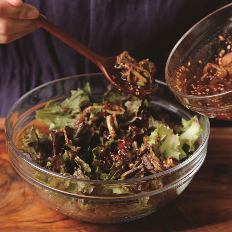 순서 1의 상추에 순서 3의 양념을 끼얹어 잘 버무려 완성해 주세요.