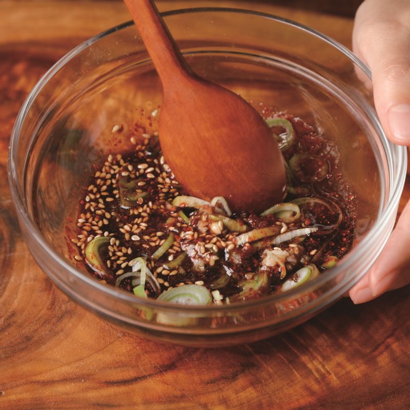 볼에 순서 2와 다진마늘, 생강청, 배즙, 진간장, 멸치액젓, 고춧가루, 통깨, 참기름을 넣어 잘 섞어서 양념을 만들어 주세요.
*Tip. 배즙 대신 물과 설탕을 넣어도 된답니다.