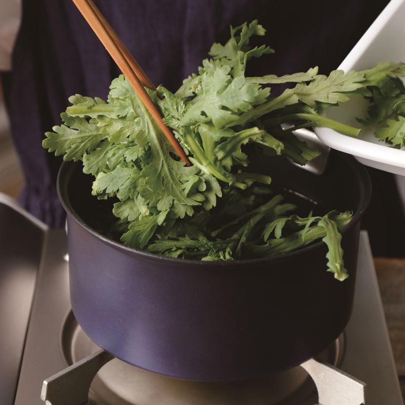 끓는 물에 소금을 넣고 쑥갓을 재빠르게 데쳐 주세요.
*Tip. 넣었다가 바로 건져내는게 좋아요.