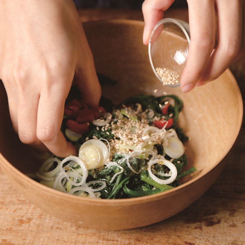 볼에 순서 3과 4, 다진마늘, 소금, 참기름, 통깨를 넣어 털듯이 무쳐 완성해 주세요.