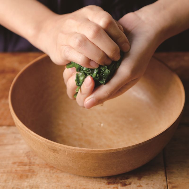 데친 쑥갓은 찬물에 씻은 후 물기를 꼭 짜주세요.