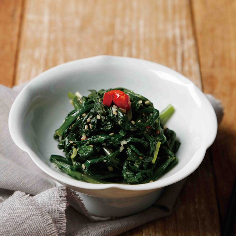 완성된 쑥갓무침의 향을 음미하며 맛있게 즐겨보세요.