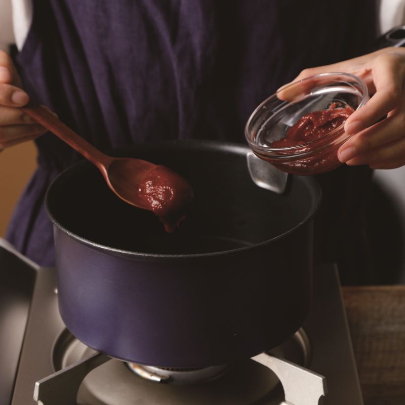 냄비에 물, 고추장을 넣고 불을 켭니다.
*Tip. 찌개를 끓일 때는 국물을 처음부터 많이 잡지 않고 나중에 물을 맞춰주세요.