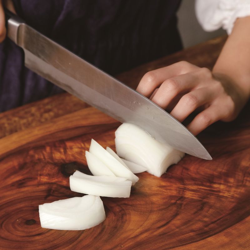 양파는 1cm 길이로 채썰어 주세요.