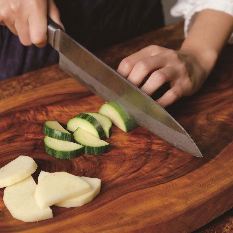 애호박, 감자는 반달썰기 해주세요.