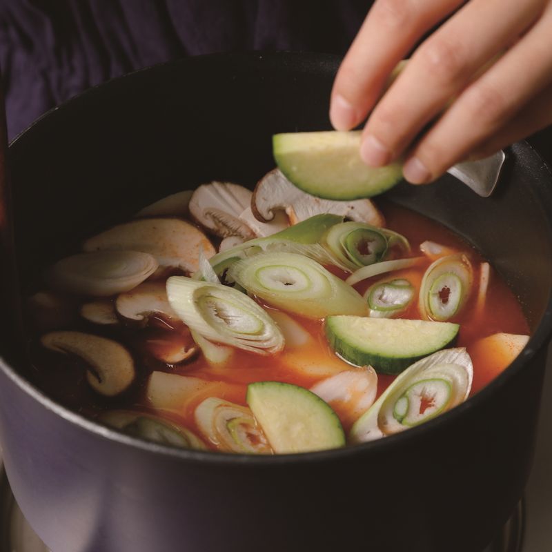 순서 6에 손질한 재료들을 모두 넣고 뚜껑을 덮은 뒤 한소끔 끓여주세요.