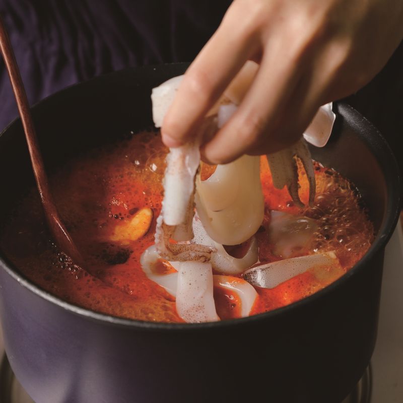 오징어와 다진마늘, 고춧가루, 멸치액젓을 넣어 완성해 주세요.
*Tip. 오징어를 오래 끓이지 않아야 질겨지지 않는답니다!