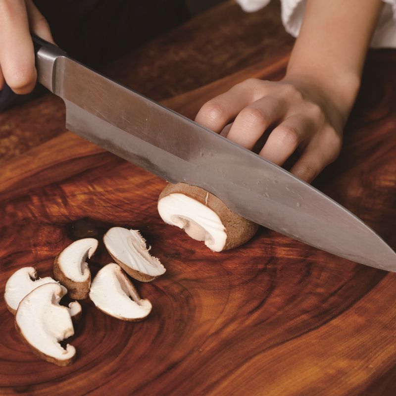 표고버섯은 두툼하게 썰어 주세요.