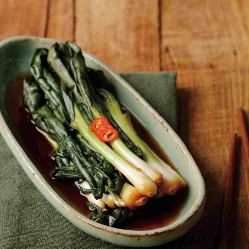 잘 절여진 쪽파장아찌를 밥과 함께 맛있게 즐기세요.