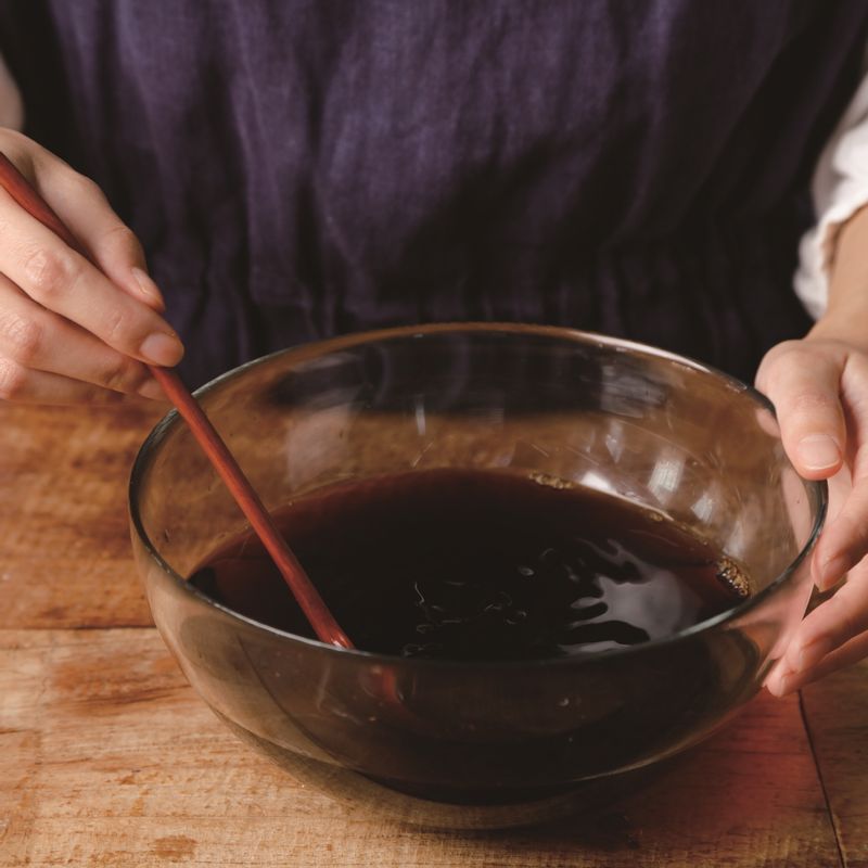 볼에 청주, 소금, 설탕, 진간장, 식초를 넣어 간장물을 만들어 주세요.