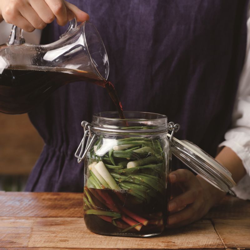 병에 쪽파와 간장물을 넣어 완성해 주세요.