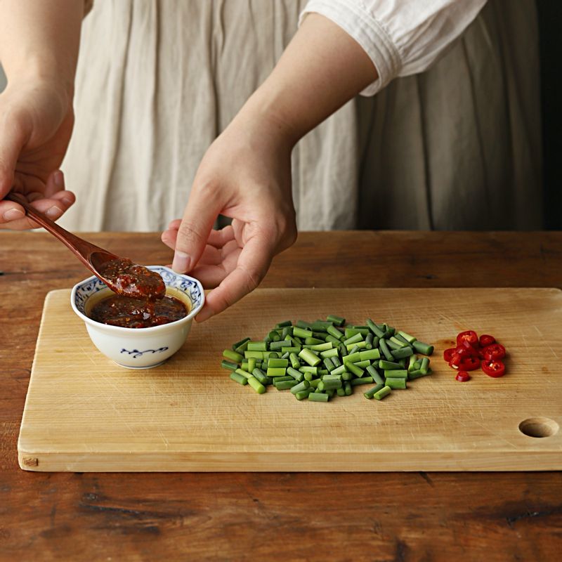 마늘종은 1cm 길이로 자르고 홍고추는 송송 썰어주세요. 볼에 소스 양념 재료를 넣어 섞어주세요.
