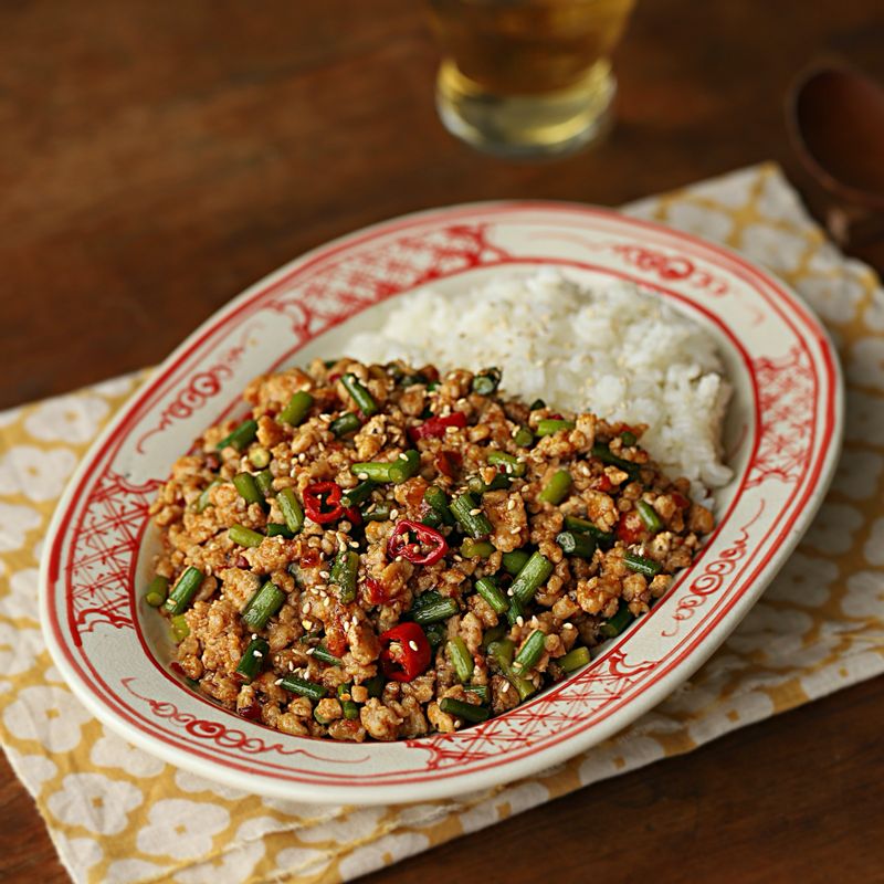 그릇에 밥을 담고 돼지고기 마늘종 볶음을 얹어주세요. 참기름과 깨를 뿌려 맛있게 즐겨주세요.
(기호에 따라 고수와 달걀 후라이 등을 곁들여 드셔도 맛있게 드실 수 있답니다)