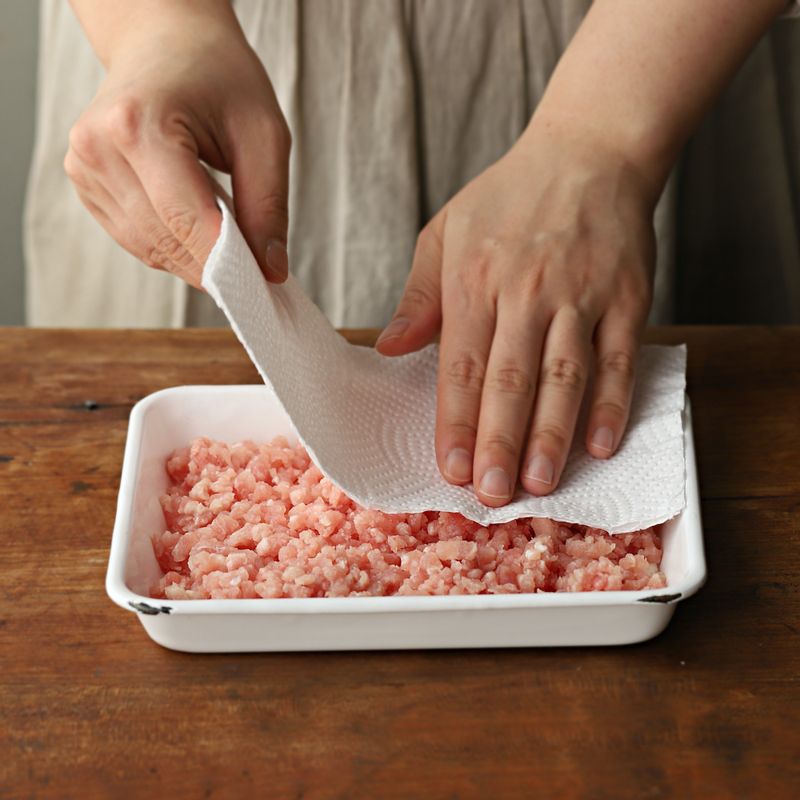 돼지고기는 키친타월에 올려 핏물을 제거한 후 고기 밑간 재료를 넣어 밑간해주세요.