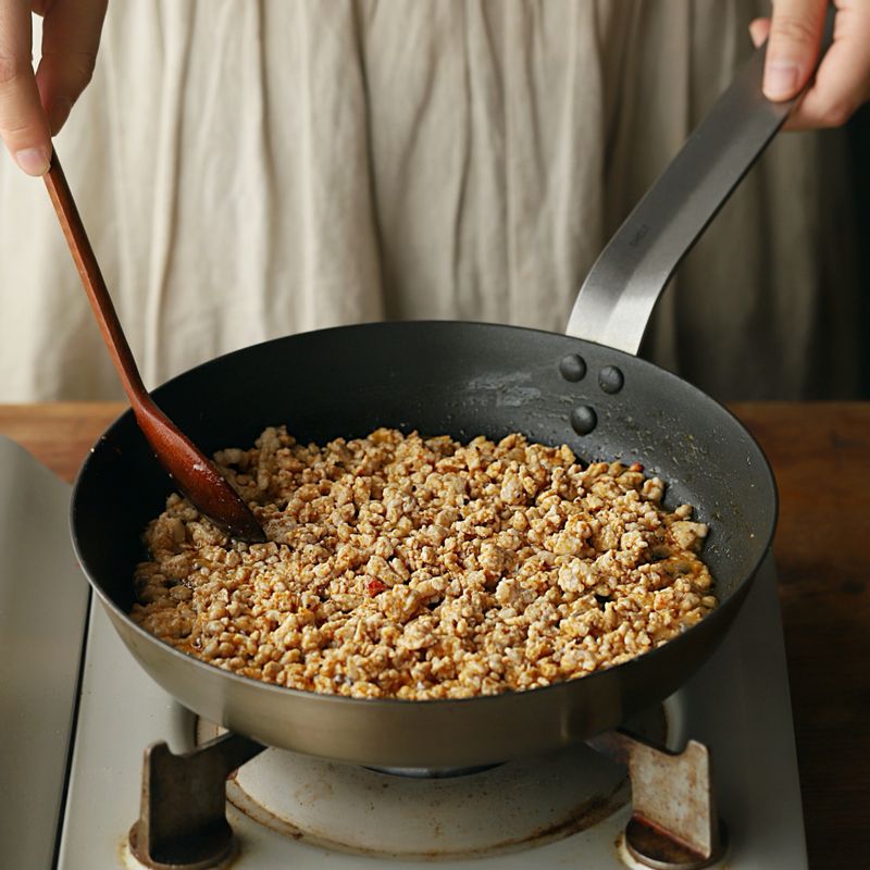 달군 팬에 고추기름과 돼지고기를 넣어 볶아주세요.