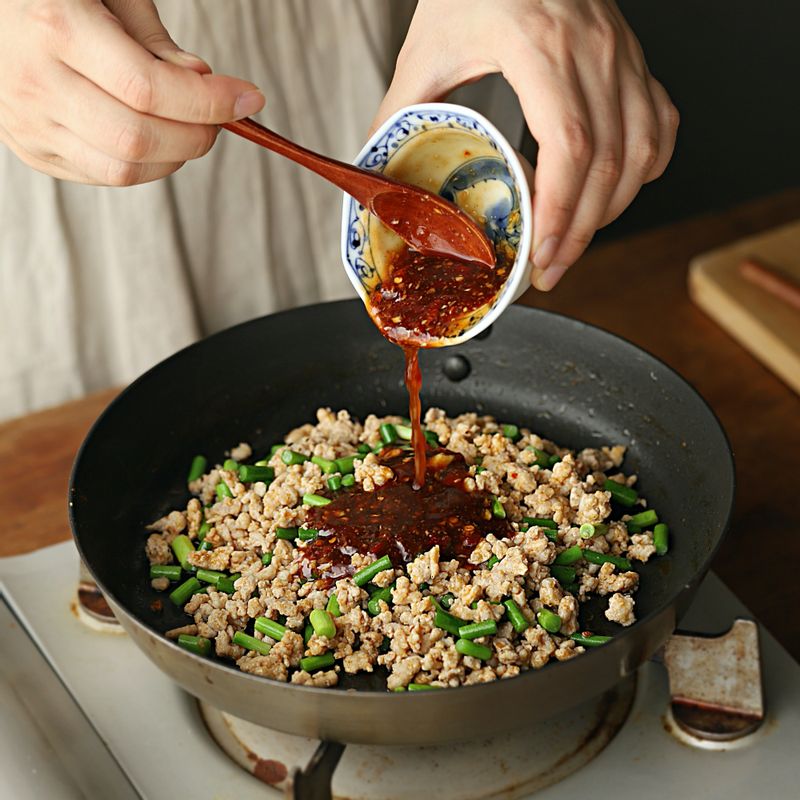 마늘종과 홍고추를 넣어 볶다가 섞어 둔 소스를 넣어 고루 볶아주세요.