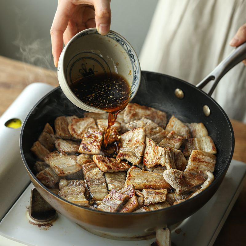 팬에 삼겹살을 굽고 나온 기름을 닦아 낸 후 간장 소스를 넣고 중약불에서 윤기 나게 조려가며 익혀주세요.