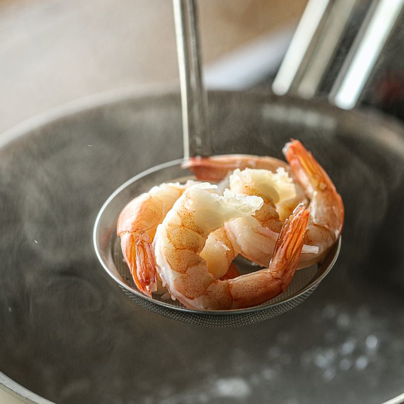 새우는 끓는 물에 약간의 청주 또는 맛술을 넣어 2분 정도 데치고 껍질을 벗겨 길이로 포를 떠 주세요.