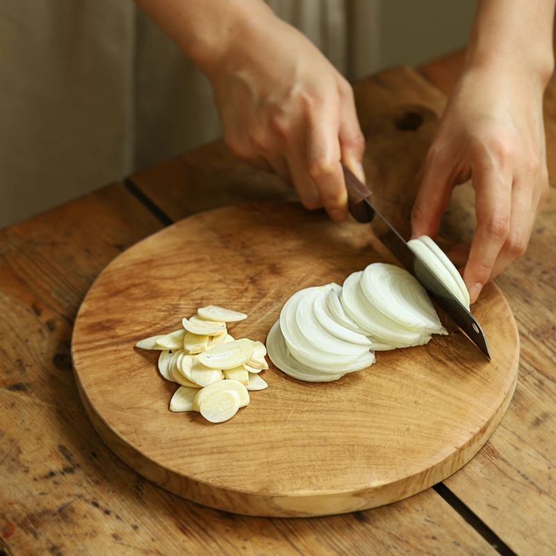 마늘은 편으로 썰고 양파는 가늘게 채를 썰어주세요.