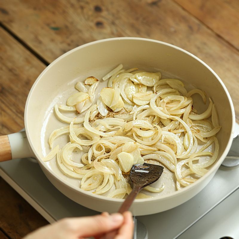 달군 팬에 버터를 두른 후 마늘과 양파를 넣어 노릇하게 볶다가 물을 넣은 후 3분 정도 끓여주세요.