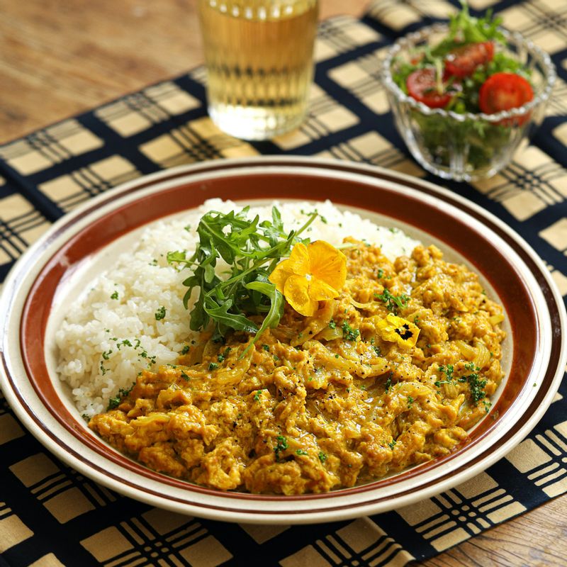 그릇에 밥과 달걀 카레를 함께 담아주세요. 파슬리와 후춧가루 등을 뿌려 맛있게 즐겨주세요.