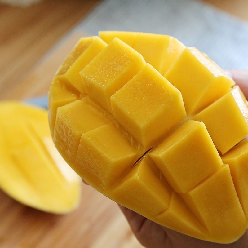 망고는 씨 부분을 중심으로 과육 양쪽을 도톰하게 자릅니다. 자른 면에 칼집을 넣고 벌린 후 과육만 발라내주세요.