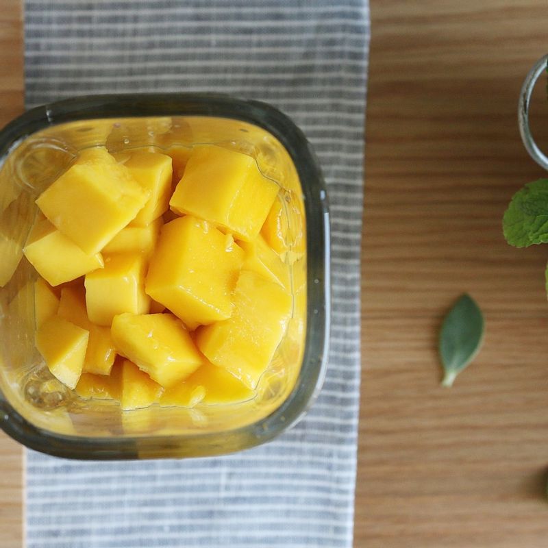 망고를 믹서에 넣어 부드럽게 갈아주세요.