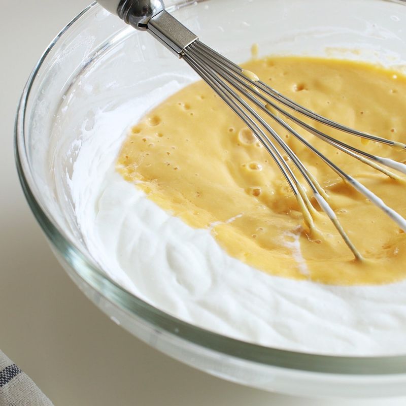 볼에 생크림과 설탕을 넣고 핸드믹서의 거품기로 1분간 휘핑한 후 망고, 플레인요거트를 넣고 잘 섞어주세요.