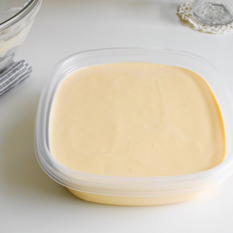 플라스틱용기에 담아 냉동실에서 4시간이상 단단하게 얼려주세요.
1~2시간마다 포크로 긁어주거나 뒤섞어주면 좀 더 부드러운 아이스크림을 만들 수 있어요.